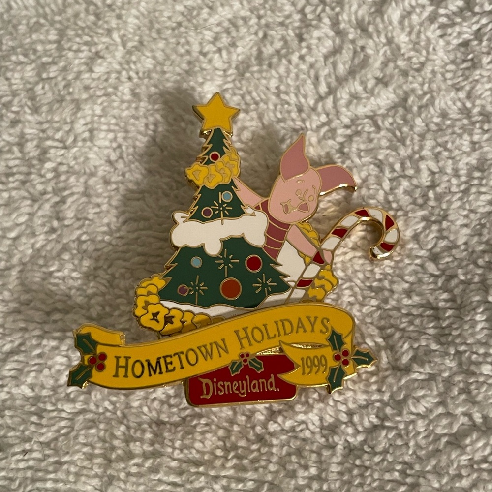 Disneyland Vintage Piglet Hometown Holidays Pin 1999
